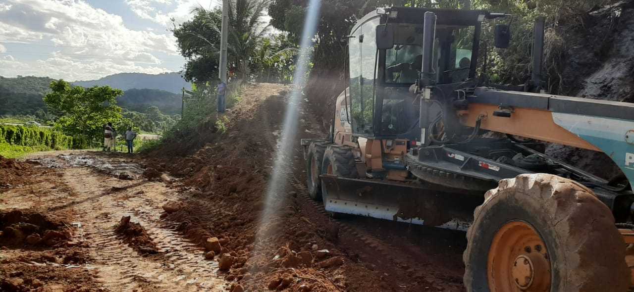 Camacã: Fim de mandato e o prefeito Oziel não para de trabalhar. Já passam de 50 ruas calçadas